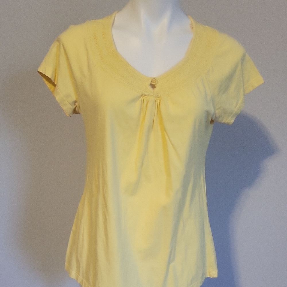 Women’s Yellow V-Neck Short Sleeve Top...size XL